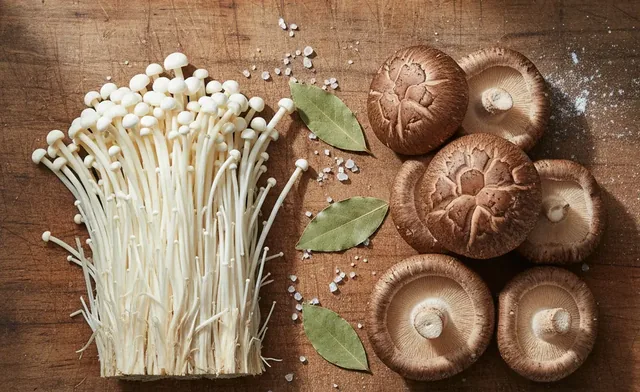Enoki vs. Shiitake: A Culinary and Nutritional Comparison